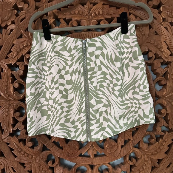 For Love & Lemons Aiko Mini Skirt NWT M Green White Optical Print - Picture 4 of 4